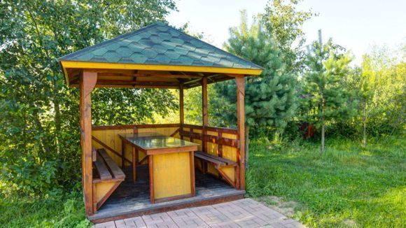 Уютная маленькая беседка для пикника