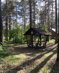 Маленькая открытая беседка