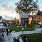 River Club на берегу Оки в Калуге, общий вид: лужайка и беседки клуба