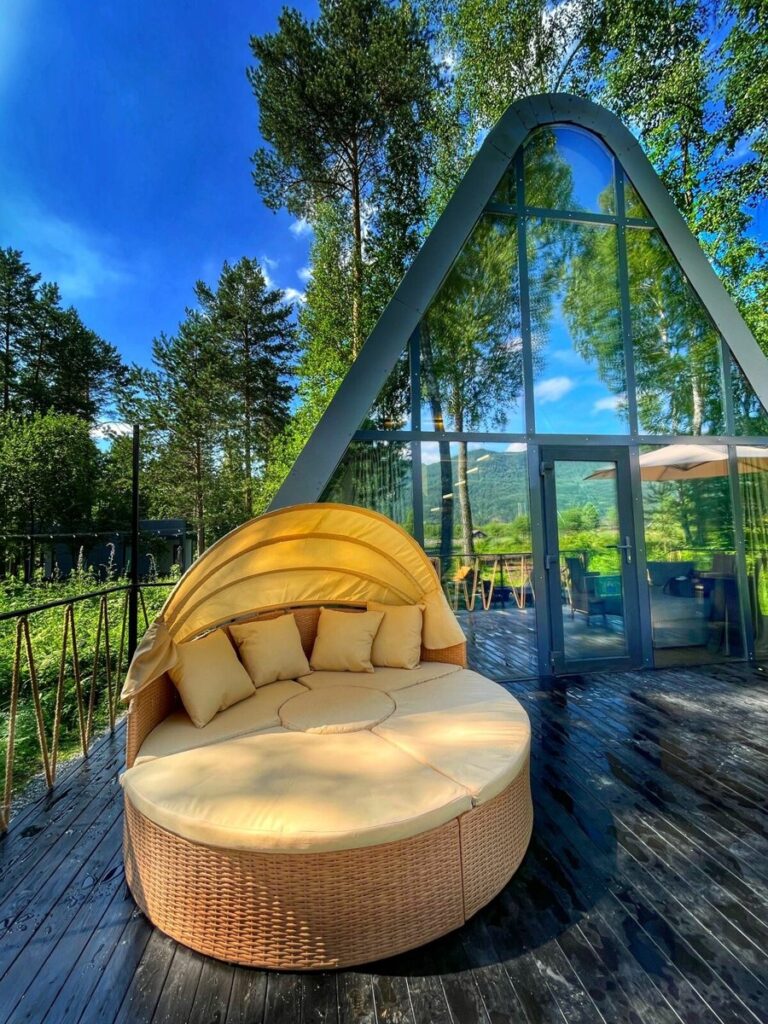 А-фрейм PRISMA Chalet Lux с купелью на террасе до 6 гостей: лежак на террасе