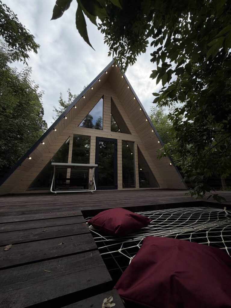 A-frame «Вязаный» с авторским декором до 4 гостей, Глэмпинг «Проект VOZDUKH» в Истоке: фасад с панорамным окном