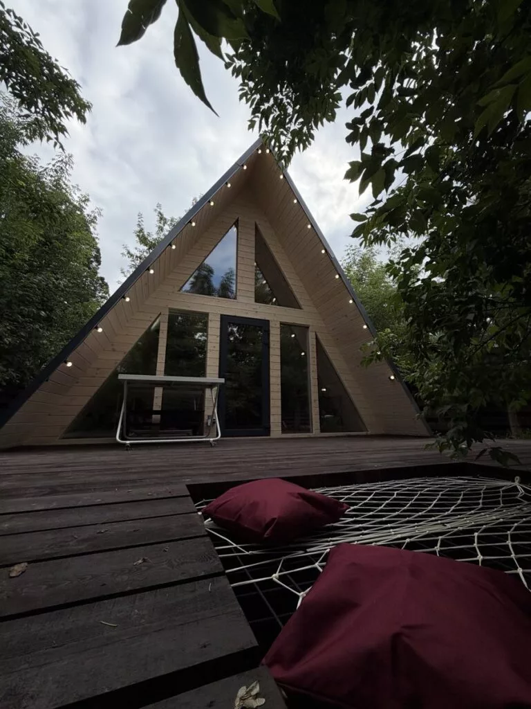 A-frame «Вязаный» с авторским декором до 4 гостей: фасад с панорамным окном