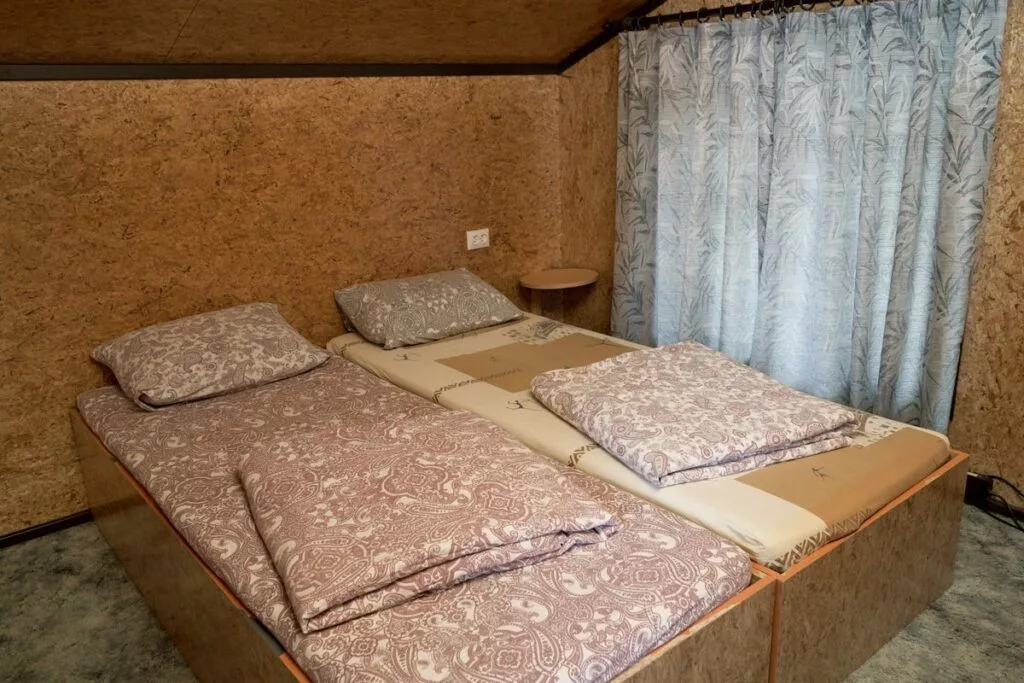 Новый коттедж №5 с панорамной гостиной до 14 гостей: спальня с двумя кроватями