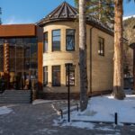 Отель Ski Resort в Архызе, общий вид: корпус отеля зимой