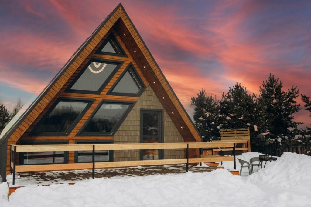 Большой New A-Frame 84 м² с фурако на террасе до 8 гостей: дом зимой на закате
