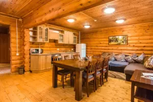 Кедровый коттедж 72 м² с кухней-гостиной и тремя спальнями до 6 гостей