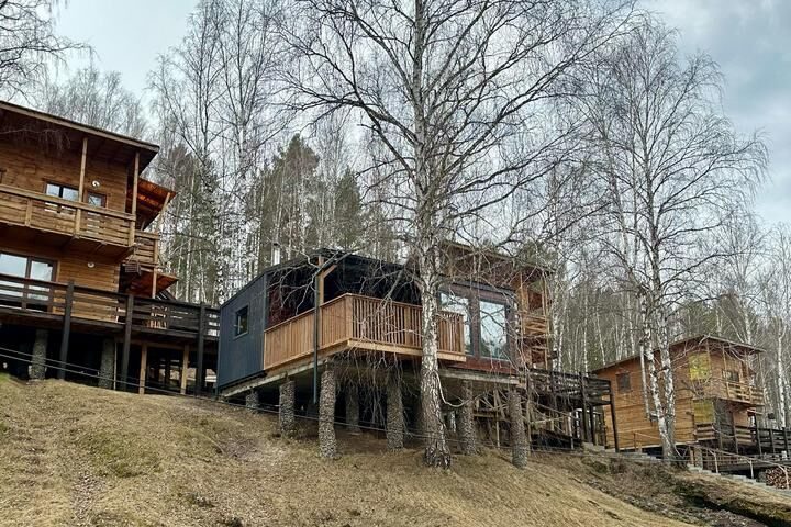 Коттедж №10 с камином и террасой до 6 человек, Парк-отель «Ровесник» на Исети: домики на сваях
