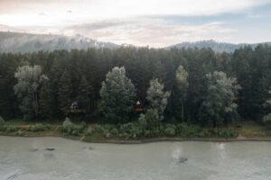 Горный отель Etnica на берегу Катуни