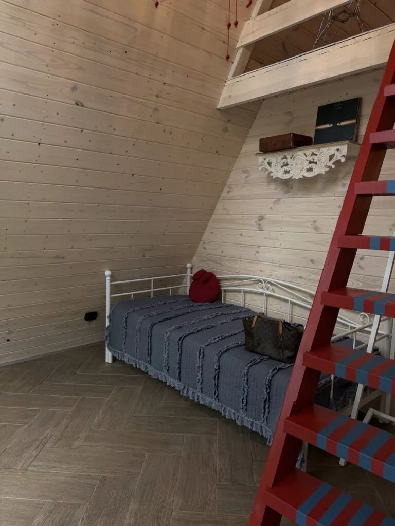 A-frame «Вязаный» с авторским декором до 4 гостей: кушетка и лестница