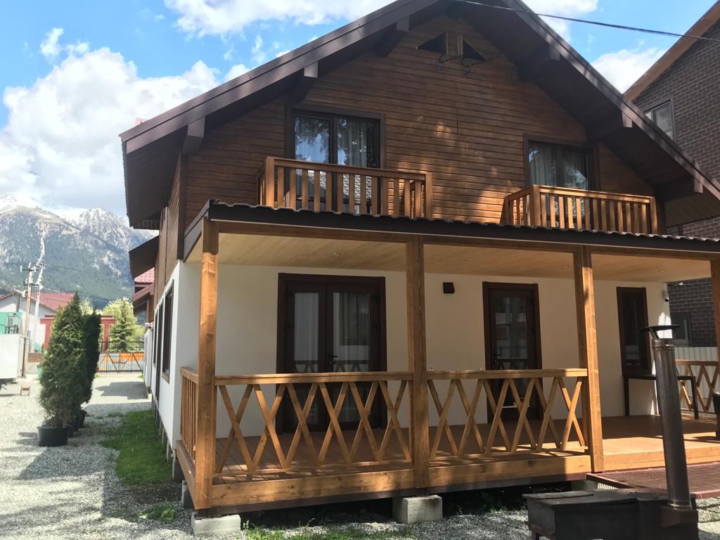 Шале №1 200 м² с семейным номером и беседкой до 10 гостей: балконы шале