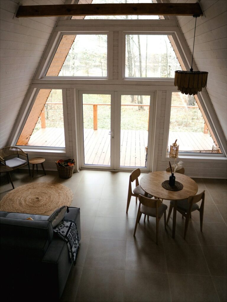 A-frame дом 90 м² с ванной у панорамного окна до 4 гостей: гостиная со столом