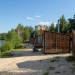Гриль-парк Молодёжный на озере Земснаряд, общий вид: песчаная дорожка вдоль беседок