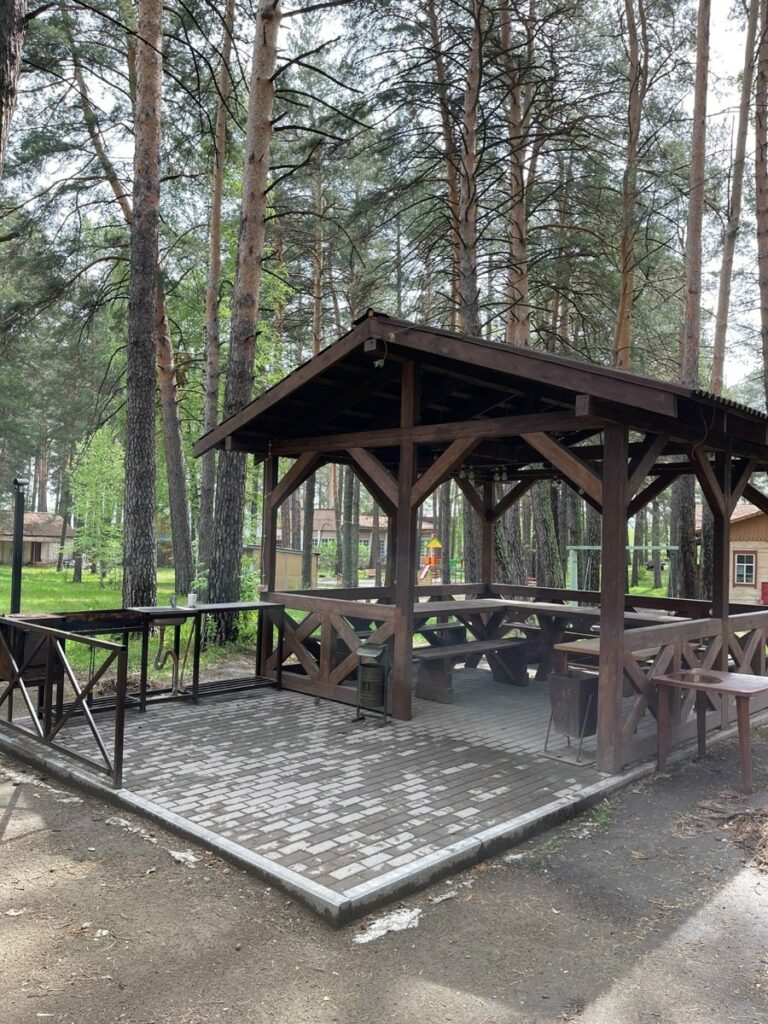 Открытые беседки с мангальной зоной в сосновом бору до 40 человек: беседка среди сосен