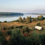 Глэмпинг Горе-Море на реке Юг, общий вид: река Юг и тент на берегу