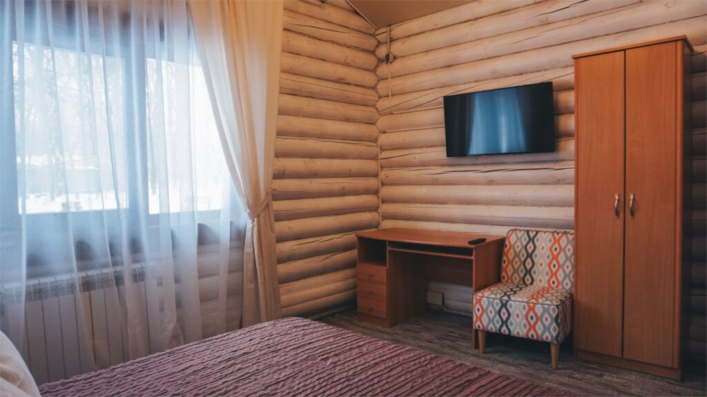 Большой сруб на 100 м² до 10 гостей: спальня с телевизором