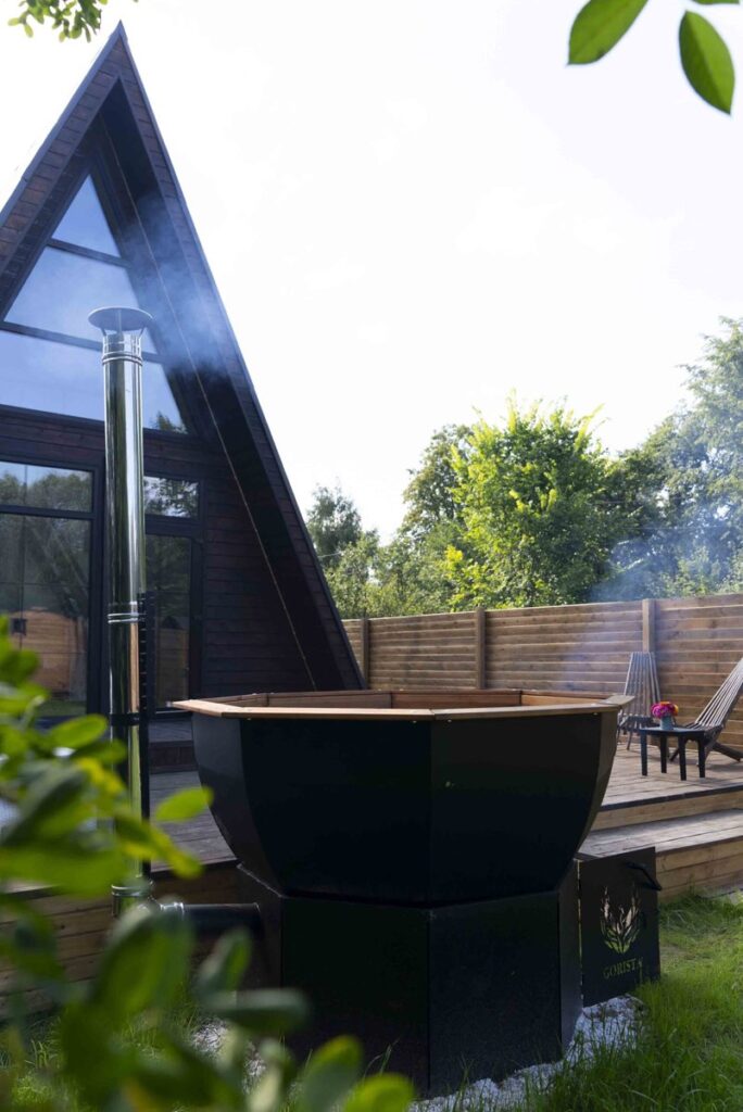 Дом A-frame с баней-бочкой и чаном, до 4 гостей: банный чан у дома