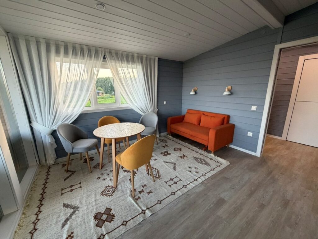 Барнхаус 50 м² с кухней и террасой для компании до 6 гостей: гостиная и столовая