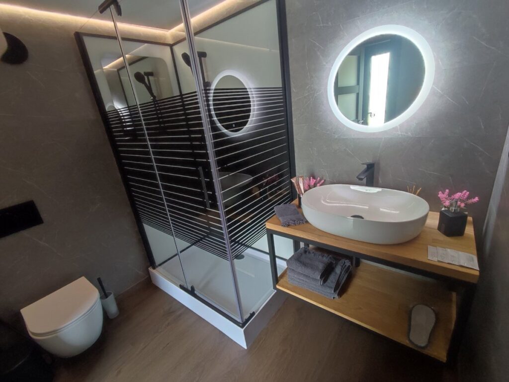 Сфера «Люкс» 50 м² с чаном до 4 гостей, Глэмпинг Ecolake у Судаково: ванная с душевой кабиной