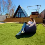 Дома A-frame Uslon&Volga в Нижнем Услоне, общий вид: A-фрейм и газон