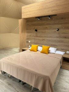 Большой геокупол 35 м² с террасой и джакузи до 4 гостей