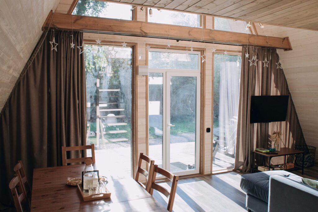 A-frame Skylight №4 с чаном у террасы до 6 гостей, Парк-отель «Дача» в Верхнем Дуброво: гостиная с окном в пол