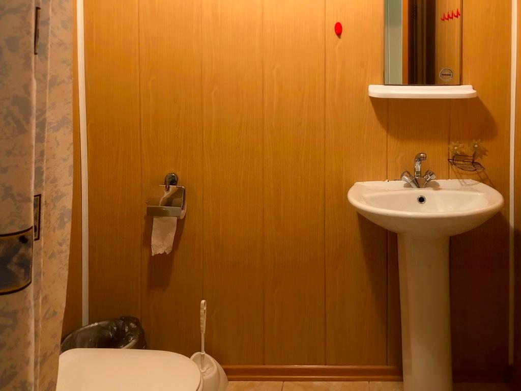 Коттедж эконом с пятью спальнями до 12 гостей, Турбаза «Раздолье» на Копылово: санузел
