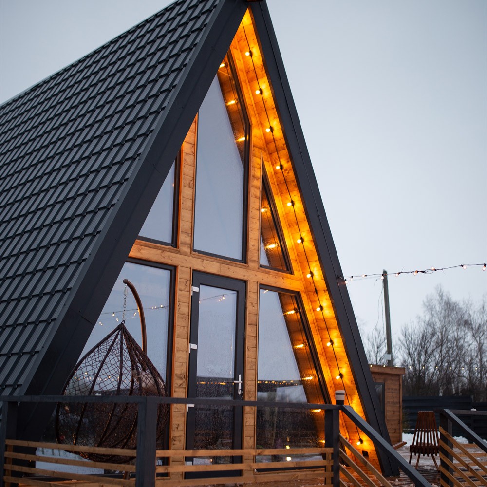 Дом A-Frame «Серый» с баней, чаном и бассейном до 6 гостей: фасад со вторым светом