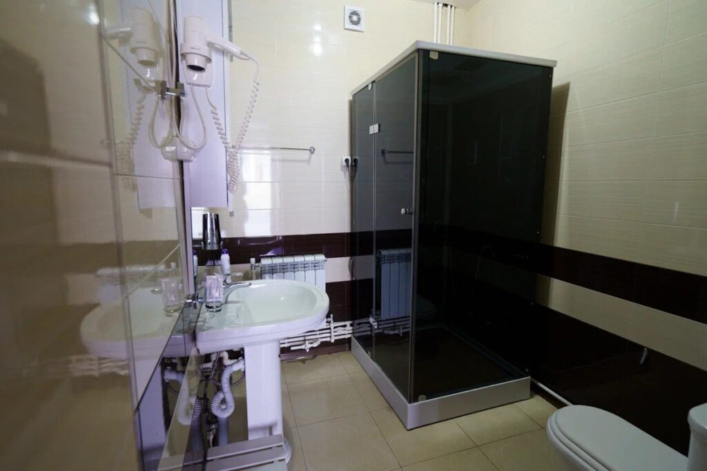 Двухэтажный коттедж 125 м² с камином и кухней до 10 гостей: душевая