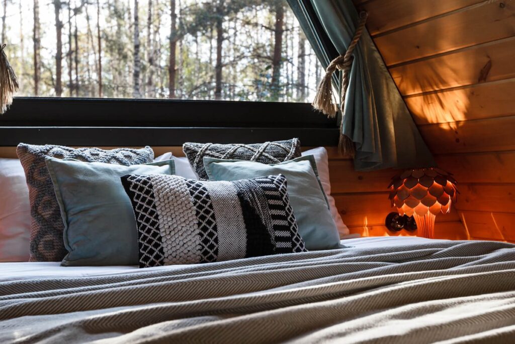 Треугольный A-frame 45 м² с купелью и гриль-очагом, четыре одинаковых: спальня на втором этаже