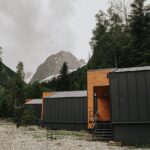 База отдыха Dombay Paradise в Домбае, общий вид: коттеджи на фоне гор