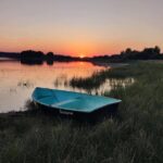Глэмпинг Vlesu glamping у деревни Шульгино, общий вид: водохранилище на закате