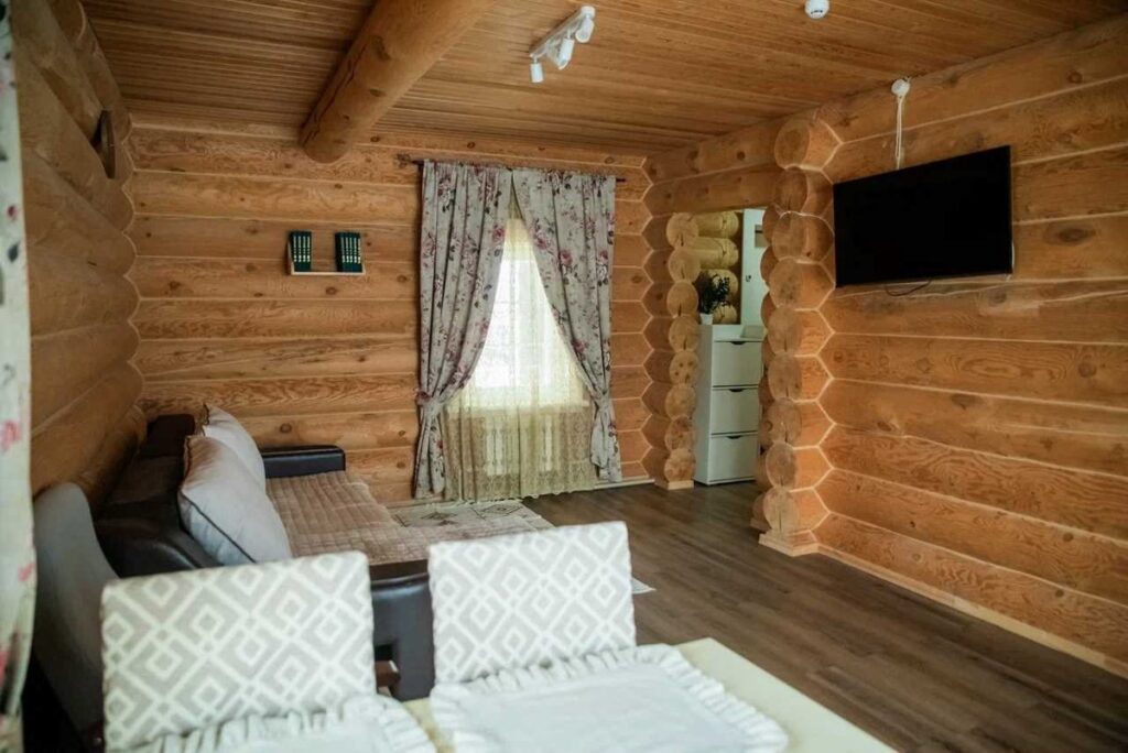 Два дома «Люкс» из сосны-кругляка 58 м² до 4 гостей: гостиная и телевизор