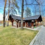 Парк-отель Миллениум в Велегоже, общий вид: дорожка через сосны