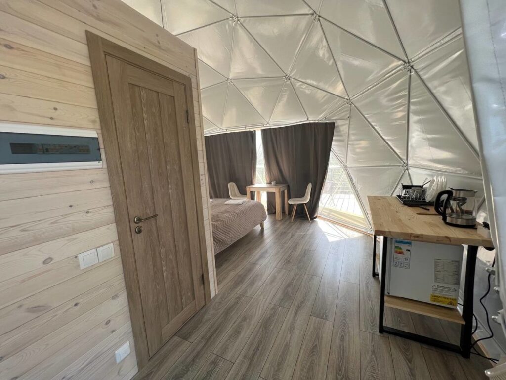 Купол с панорамным окном и террасой, 4 одинаковых купола до 3 гостей: вход и прихожая