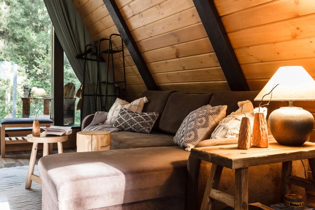 Треугольный A-frame 45 м² с купелью и гриль-очагом, четыре одинаковых: диван у панорамного окна