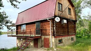 Двухэтажный дом-сруб с сауной у воды до 8 гостей