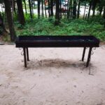 Верёвочный парк Tree To Tree в Репино, общий вид: мангал на песчаной площадке
