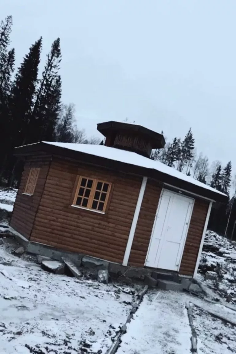 Тёплая беседка с очагом-грилем в центре до 10 человек