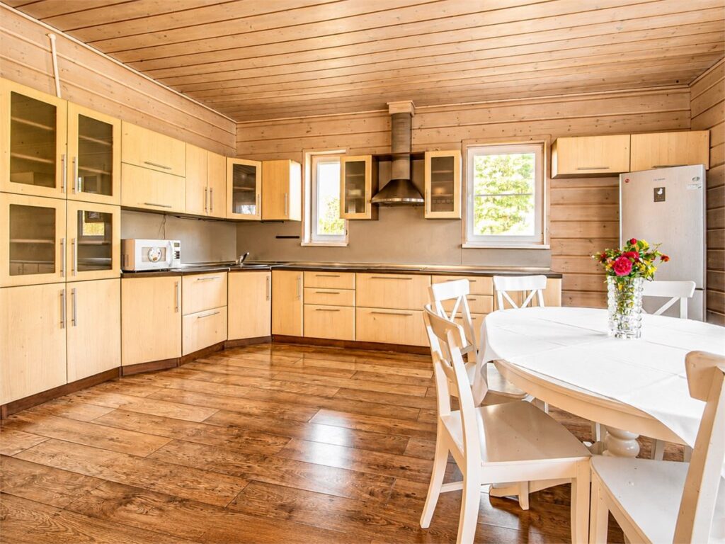 Гранд-коттедж 230 м² с камином и сауной до 14 гостей: кухня-столовая