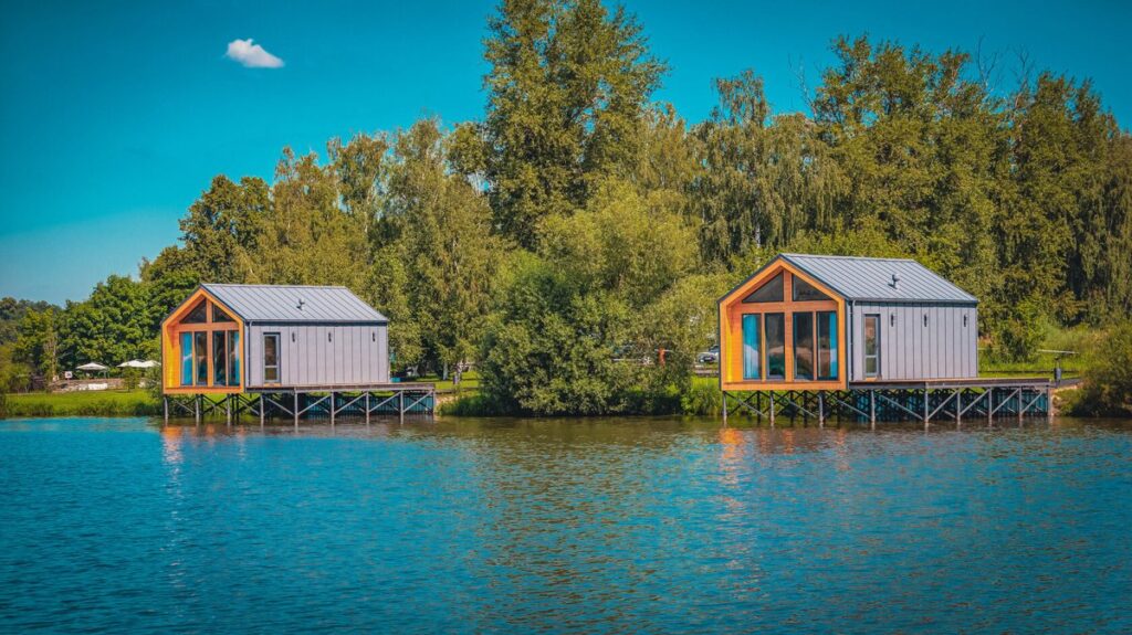 Дом «Стандарт» 52 м² на воде с двумя спальнями до 4 гостей, 2 одинаковых: два дома Стандарт