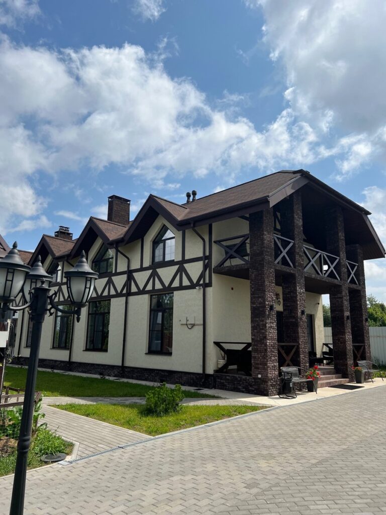 Дом «Шато» 250 м² с каминным залом и шестью спальнями до 12 гостей: фасад в стиле фахверк