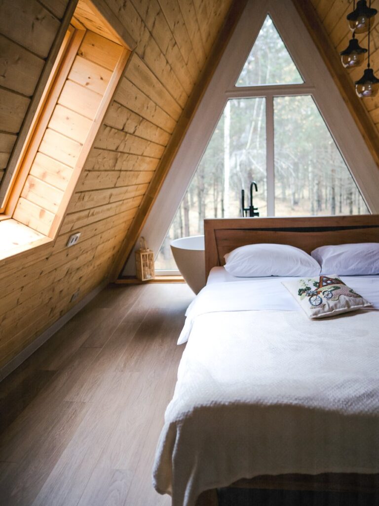 A-frame дом 90 м² с ванной у панорамного окна до 4 гостей: спальня на мансарде