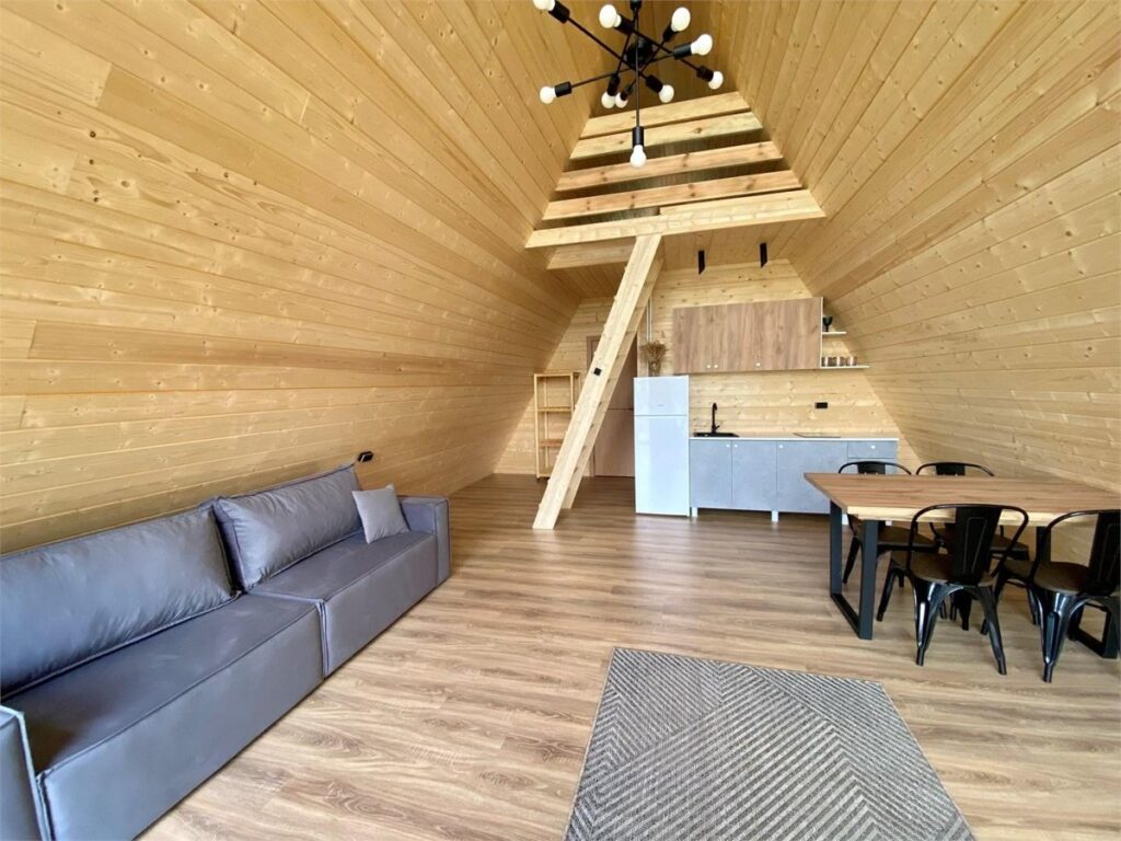 A-фрейм «Космический треугольник» 70 м² с видом на пруд до 6 гостей: гостиная с диваном