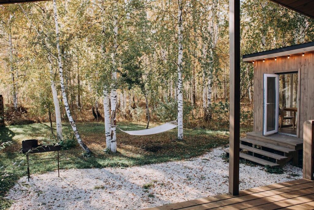 Barn House №1 с крытой террасой до 6 гостей, Парк-отель «Дача» в Верхнем Дуброво: гамак у дома