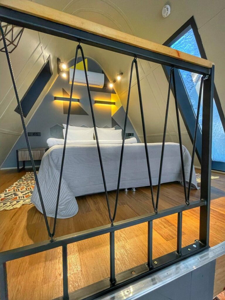А-фрейм PRISMA Chalet Lux с купелью на террасе до 6 гостей: спальня на втором этаже