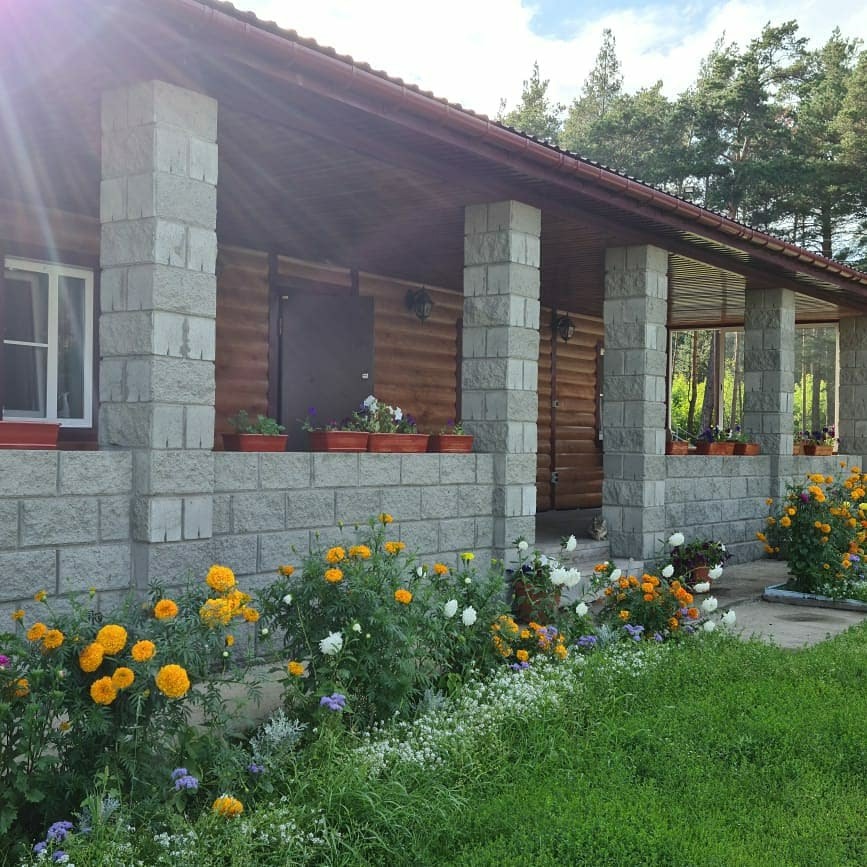 Гостевой дом 250 м² с беседкой и зоной барбекю до 25 гостей: терраса дома и цветы