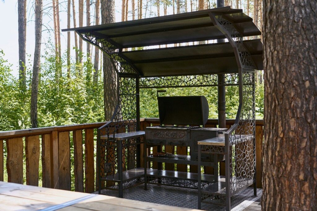 Тёплый дом «Алькес» с камином и террасой 50 м² до 20 человек, Гриль-парк «Академус» в Академическом: терраса с мангальной зоной