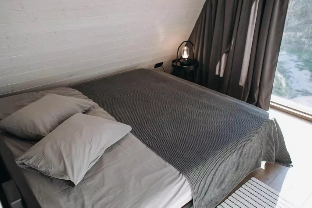 Большой A-frame №5 с тремя спальнями до 8 гостей: спальня под скатом крыши
