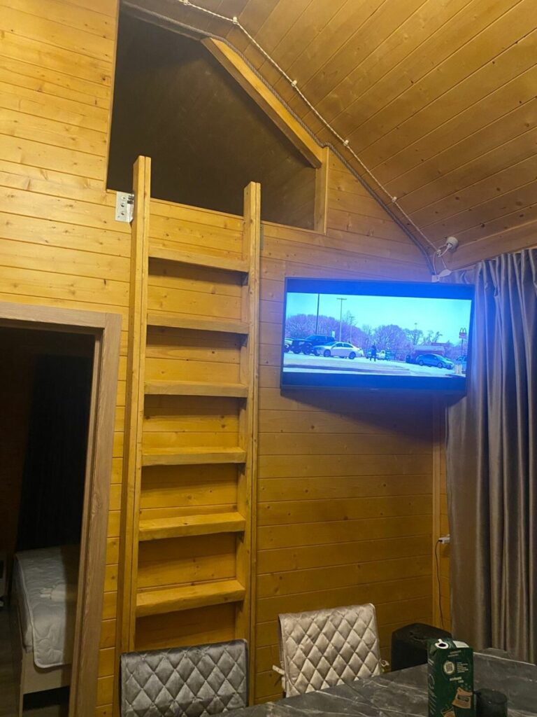 Коттедж с двумя спальнями и мансардой у Софийской поляны до 8 гостей: лестница на мансарду