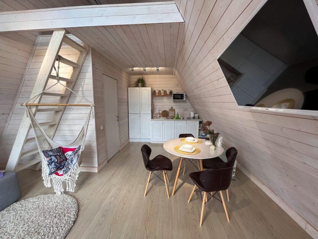 Светлый домик A-frame «Рассвет» до 5 гостей, Глэмпинг The Hill в Сергеевке: кухня и обеденный стол